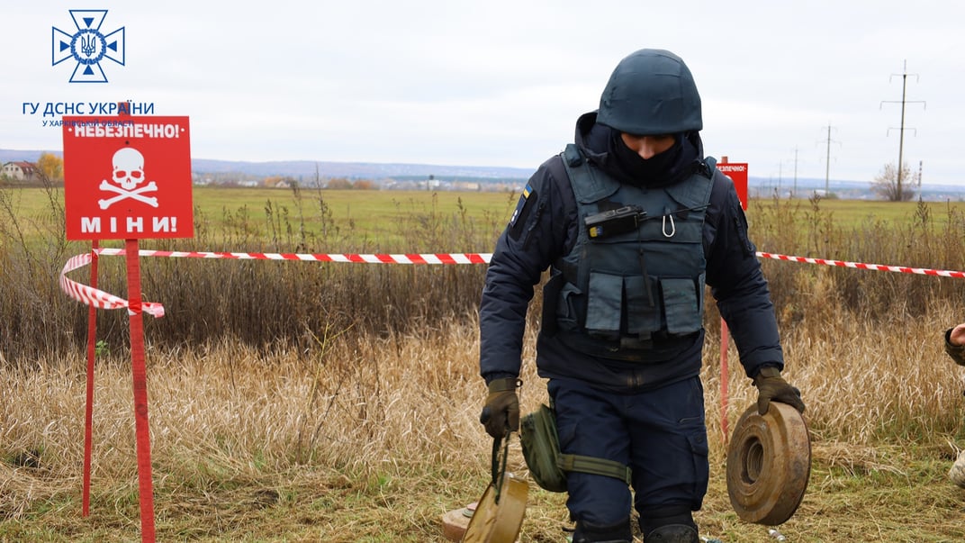 Иллюстративное фото. Сапер ГСЧС во время процесса разминирования