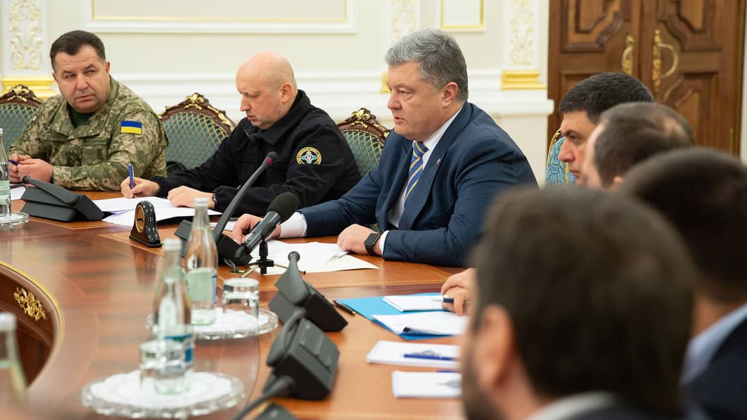 Засідання Ради національної безпеки і оборони (РНБО) у зв'язку із ситуацією в Керченській протоці, Київ, 26 листопада 2018 року. У ніч на 26 листопада в Києві відбулося засідання РНБО, на якому за пропозицією Військового кабінету розглядалося питання про введення правового режиму воєнного стану