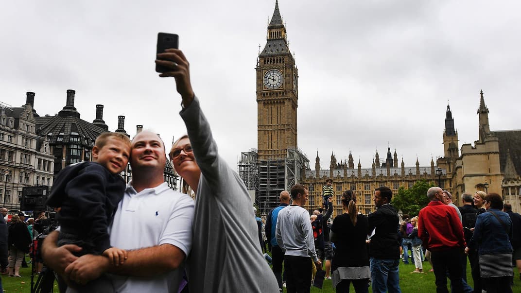 Люди поблизу Вестміністерського палацу чекають на бій курантів Біґ-Бена