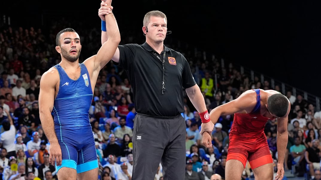 Українець Парвіз Насібов святкує перемогу над азербайджанцем Хасратом Джафаровим під час півфінального поєдинку на Олімпійських іграх в Парижі