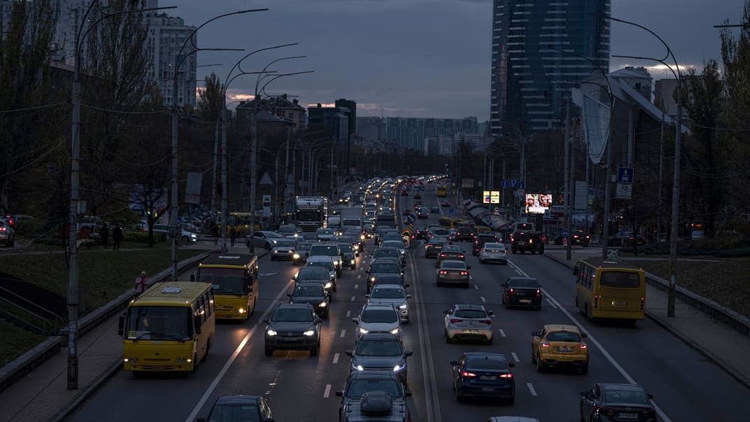 Автомобили едут в темноте во время отключения света в центре Киева, 11 ноября 2022 года