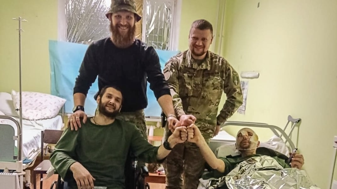 Захисники, що вибралися з позицій, разом із побратимами на стабпункті