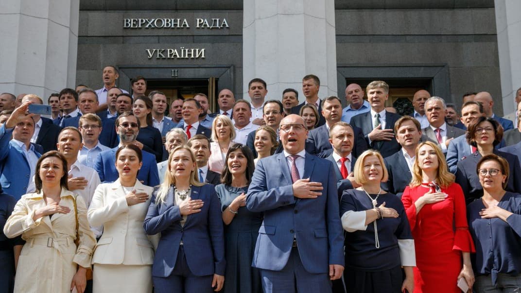 Народные депутаты Украины фотографируются на память о работе в Верховной Раде VIII созыва, Киев, 11 июля 2019 года. В центре — спикер Андрей Парубий