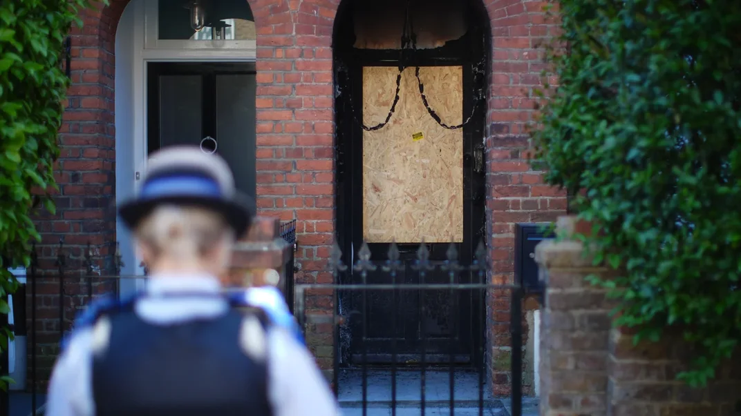 Вхід до будинку Кіра Стармера в Кентіш-Тауні, на півночі Лондона, після підозри у навмисному підпалі, 13 травня 2025 року