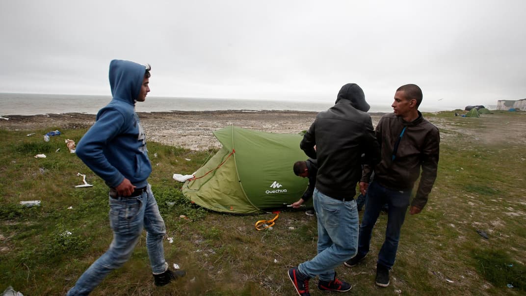 Група із приблизно 150 албанських мігрантів отаборилася біля Ла-Маншу, сподіваючись перетнути протоку на шляху до Великої Британії, 1 червня 2016 року