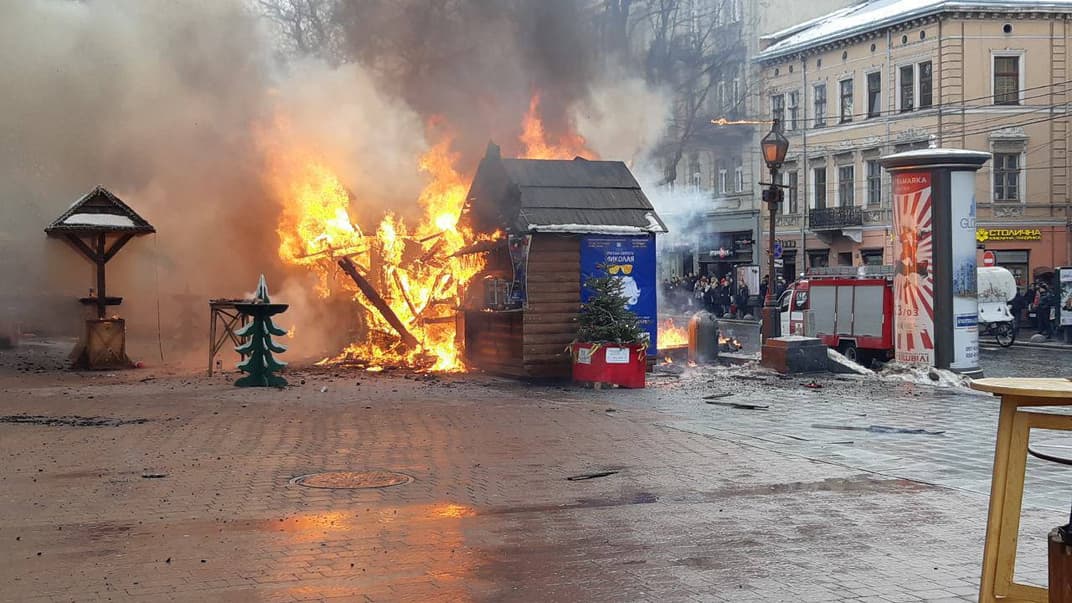 Пожежа сталась в одному з торгових павільйонів на різдвяному ярмарку у Львові