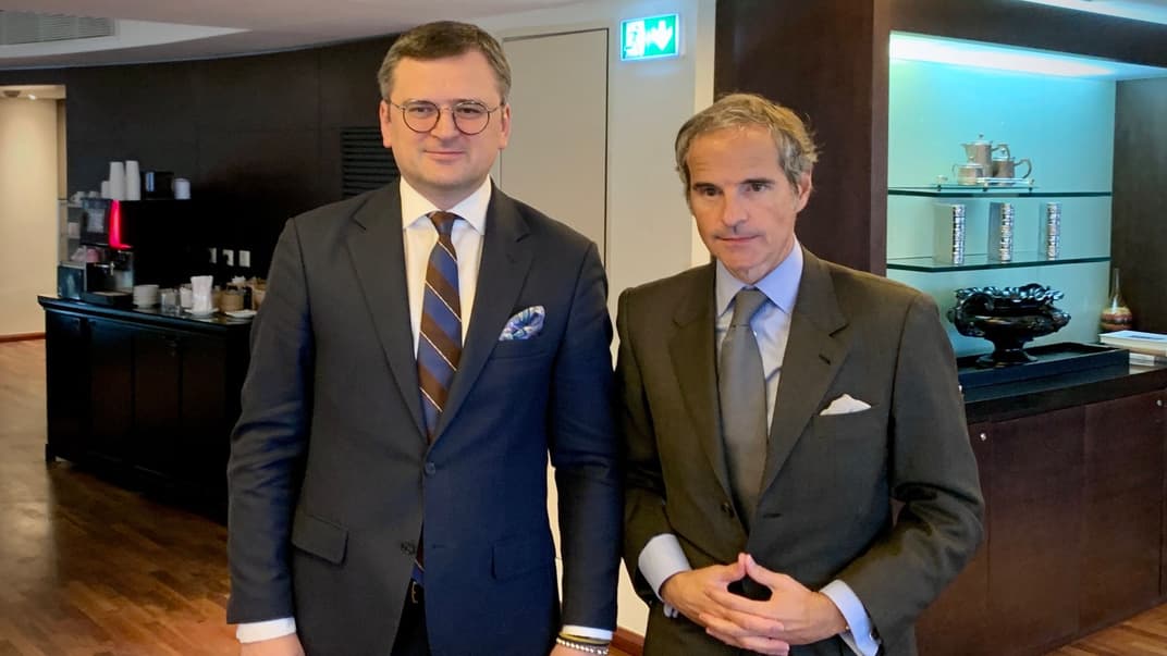 Глава МЗС України Дмитро Кулеба та гендиректор МАГАТЕ Рафаель Гроссі, 29 листопада 2022 року