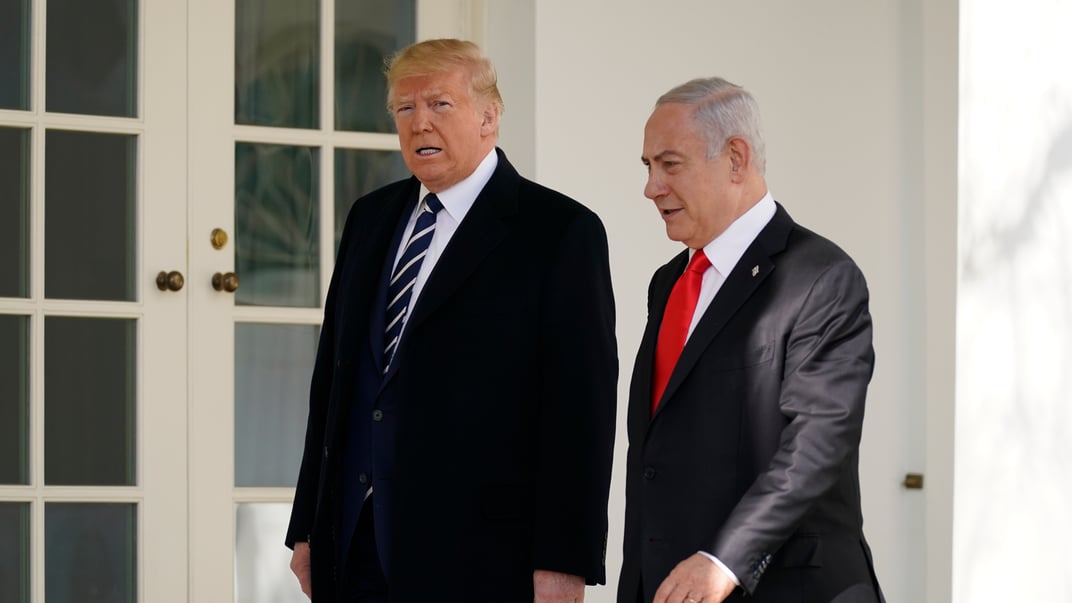 Президент Дональд Трамп и премьер-министр Израиля Беньямин Нетаньяху идут на встречу в Овальном кабинете Белого дома, 27 января 2020 года, Вашингтон