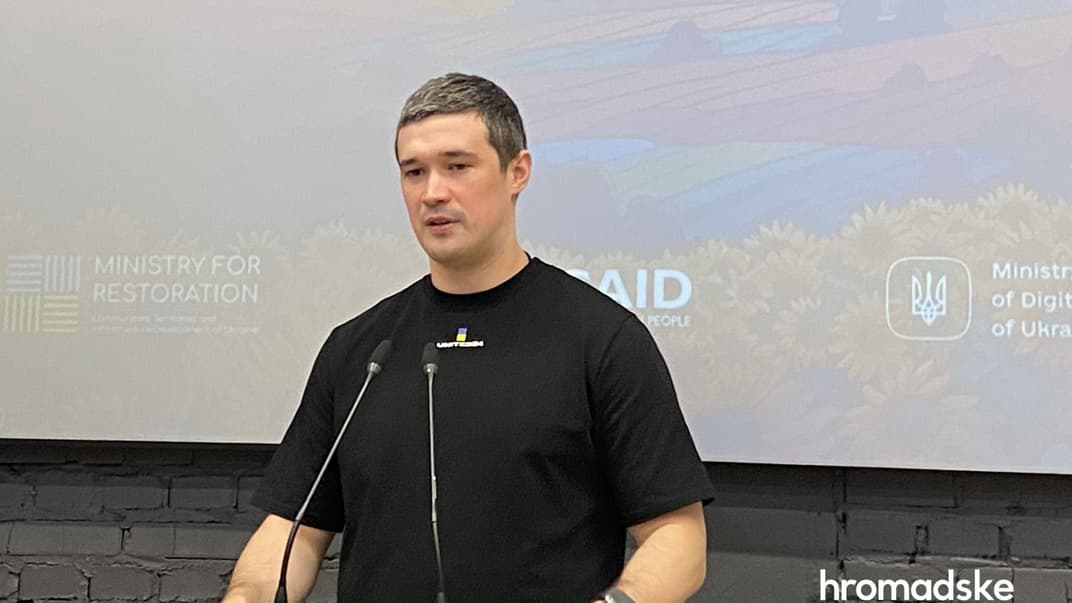 Міністр цифрової трансформації Михайло Федоров під час пресбрифінгу в Бучі, 19 липня 2023 року