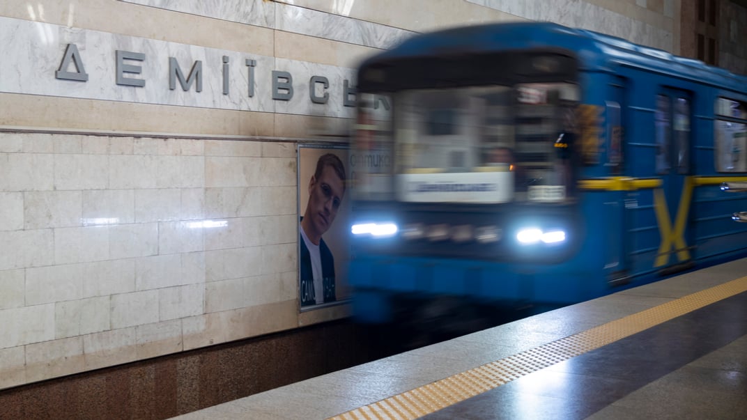 Пробний поїзд прибуває на станцію «Деміївська» в ніч проти 31 серпня