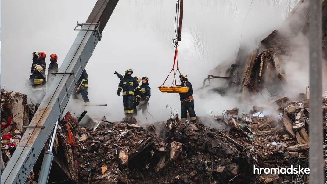 Рятувальна операція на місці влучання російської ракети в багатоповерхівку в Дніпрі, 15 січня 2023 року