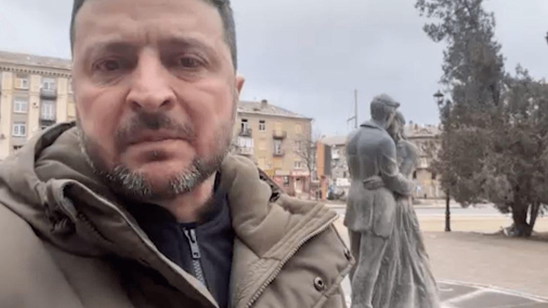 Зеленский записал видео на фоне памятника влюбленным в Дружковке