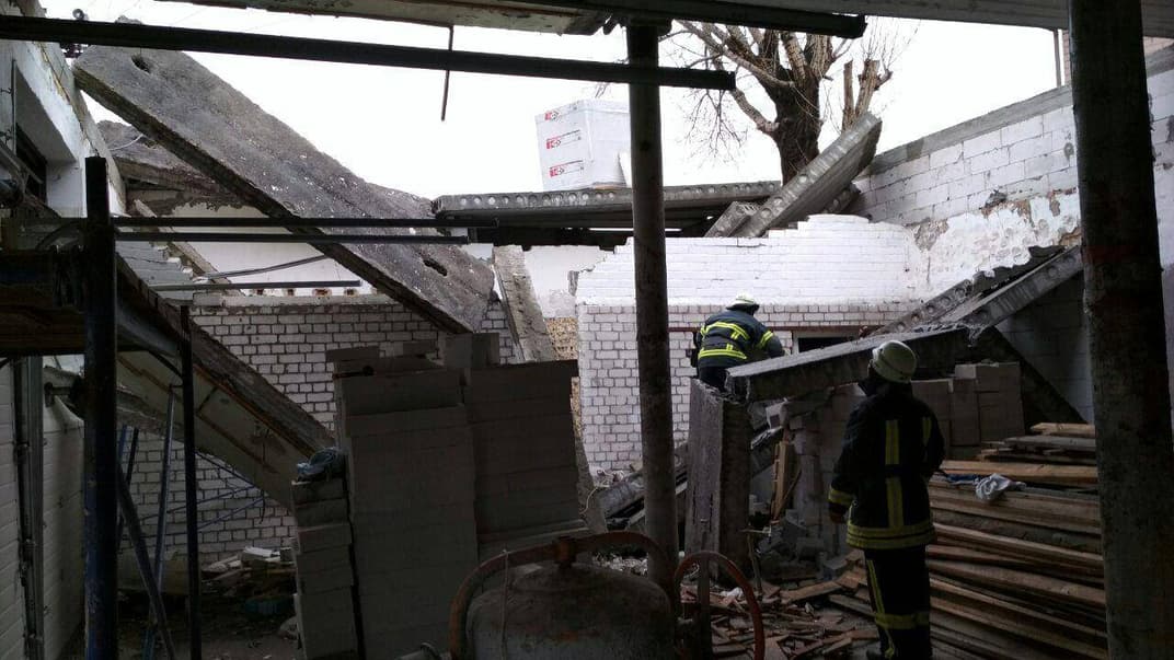 В гаражному боксі, який знаходився на ремонті, обрушилися бетонні перекриття