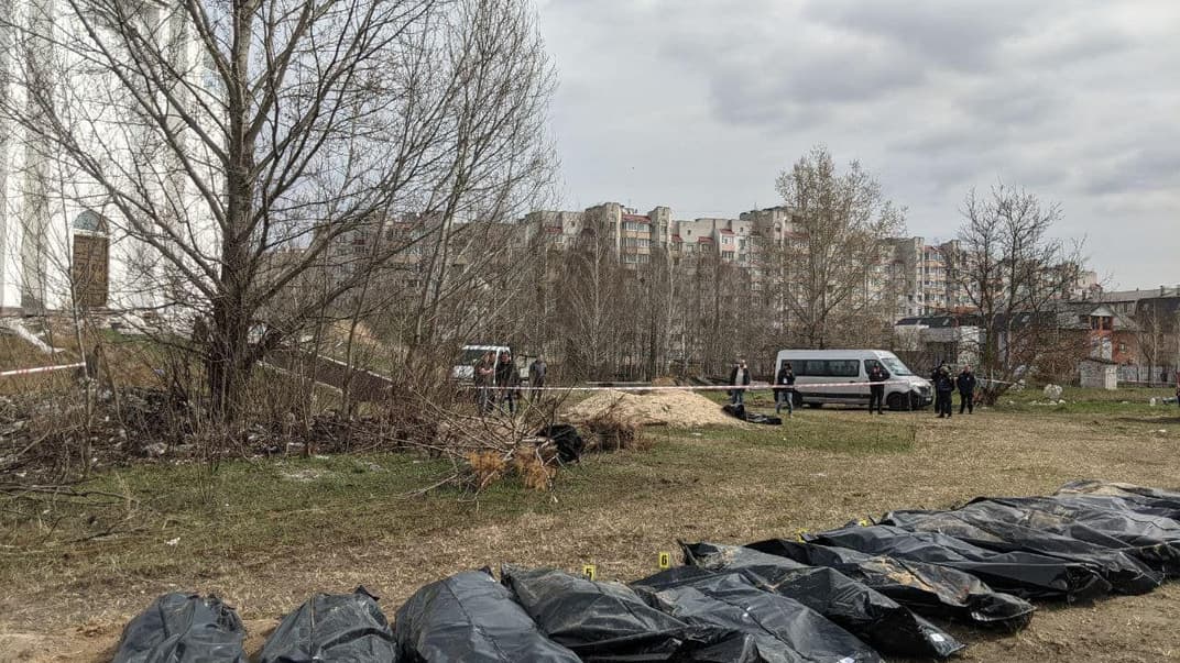 Ексгумація тіл із братської могили в Бучі