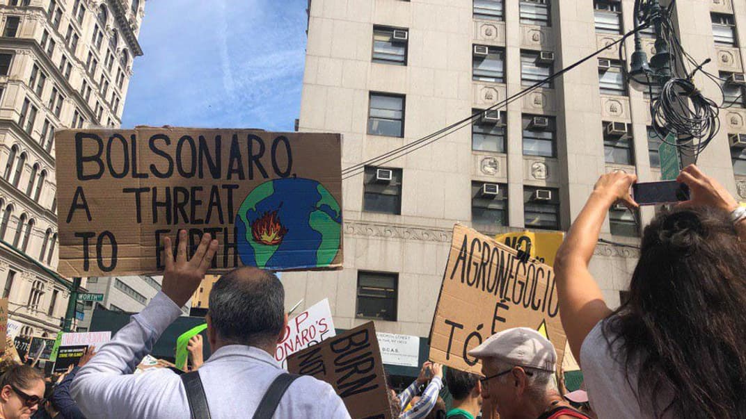 В Нью-Йорке на Климатический марш собрались около 300 тыс. человек