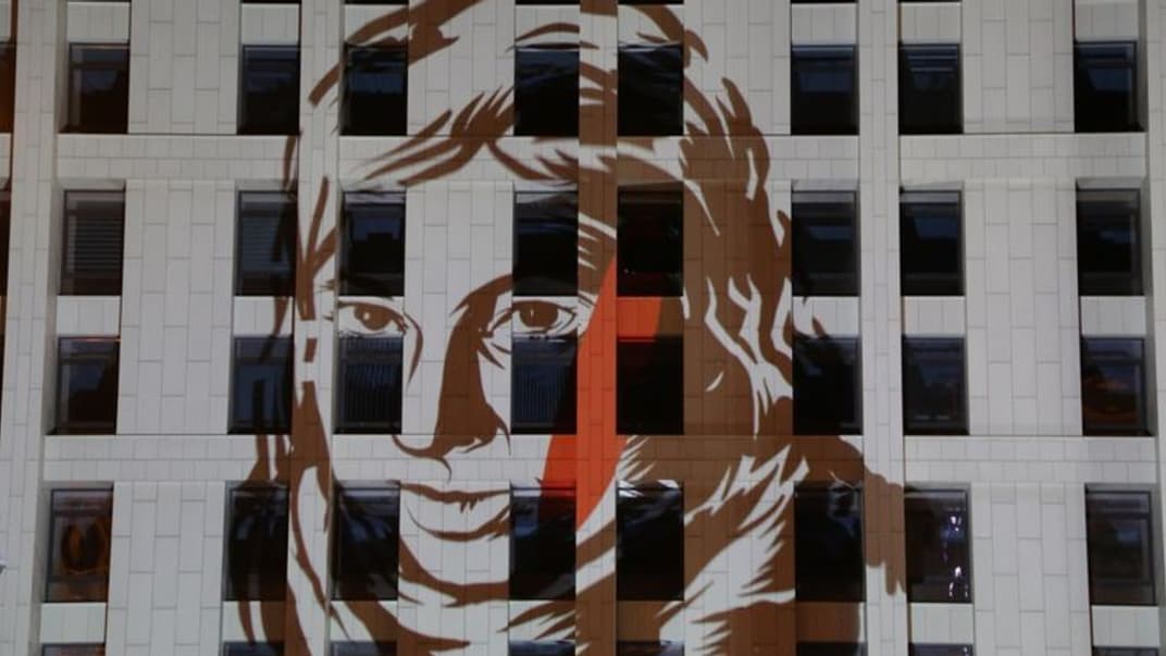 Световая инсталляция на Доме профсоюзов во время митинга с требованием наказать виновных в убийстве активистки Екатерины Гандзюк под Офисом президента, в Киеве, 17 июня 2020 года