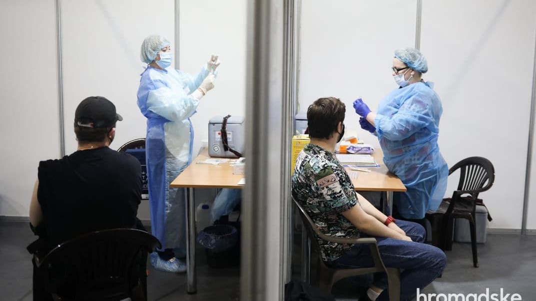 Вакцинация против коронавируса в пилотном пункте массовой прививки в Киеве. 29 мая 2021 года