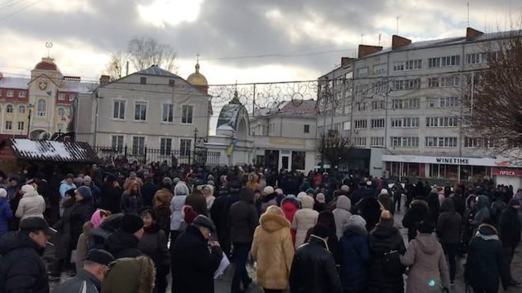 Спостерігачі ОПОРИ зафіксували ознаки централізованого підвезення сотень волинян на зустріч із Порошенком