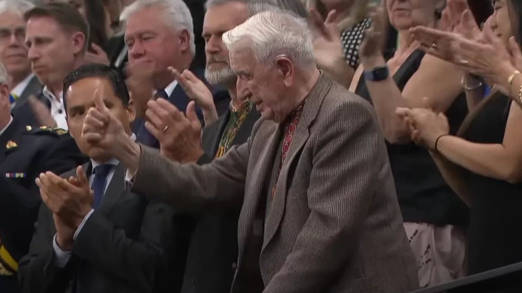 Ярослав Гунька (тримає палець угору) під час аплодисментів у канадському парламенті, 22 вересня 2023 року