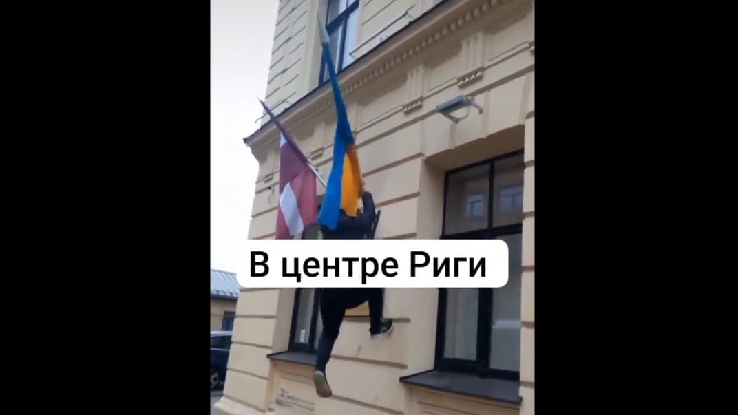 В Латвии задержали мужчин, сорвавших украинский флаг со здания в Риге
