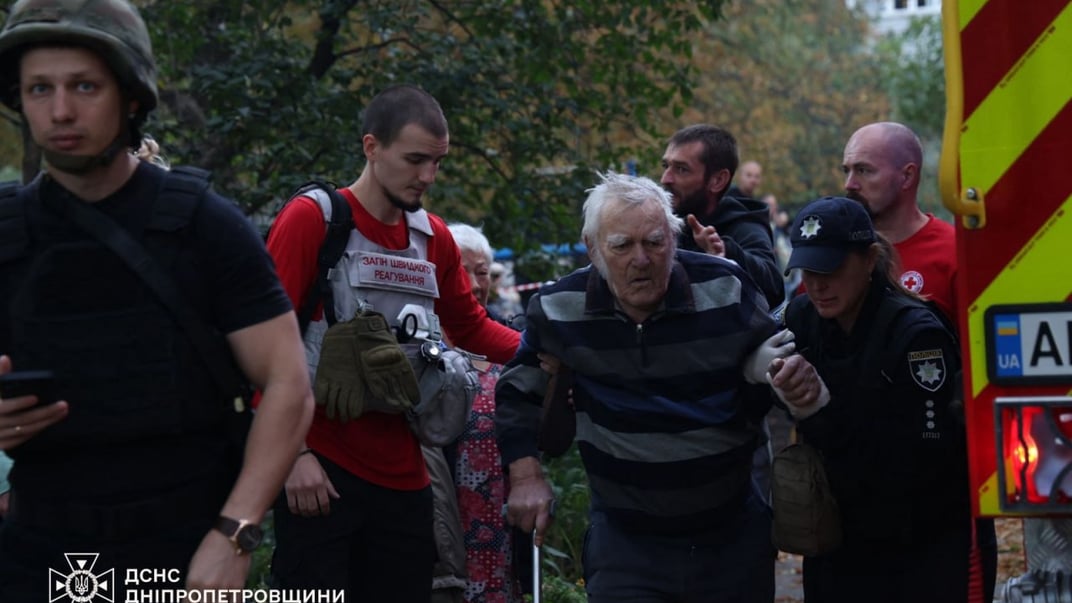 Рятувальники допомагають людям на місцях російських ударів