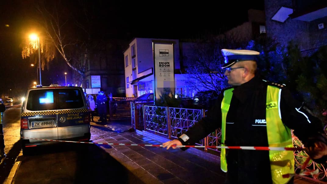 Працівник поліції неподалік будівлі, у якій розташована «квест-кімната», де під час пожежі загинули 5 дівчат, Кошалін, Польща, 4 січня 2019 року