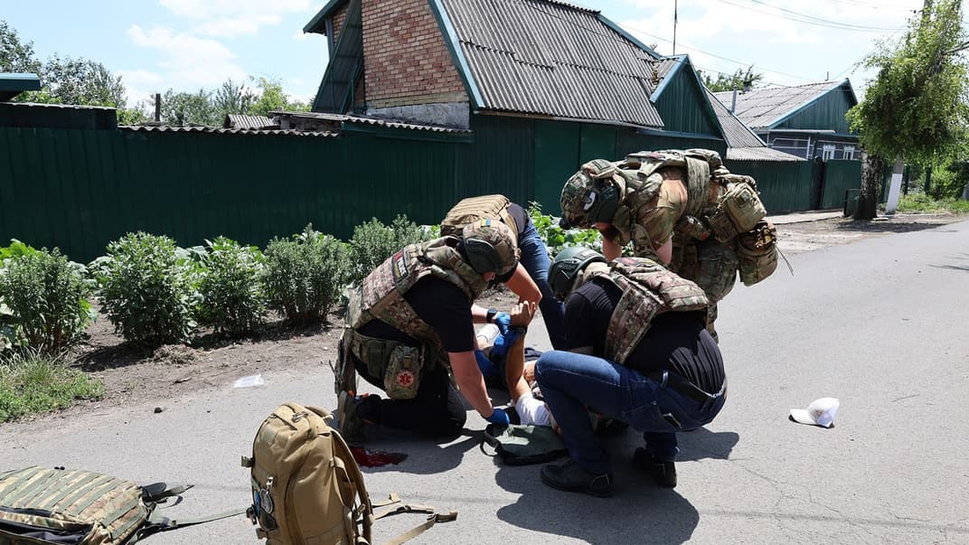 Полиция оказывает помощь пострадавшему в результате российского удара по Покровску двумя ракетами «Искандер-М», 24 июня 2024 года