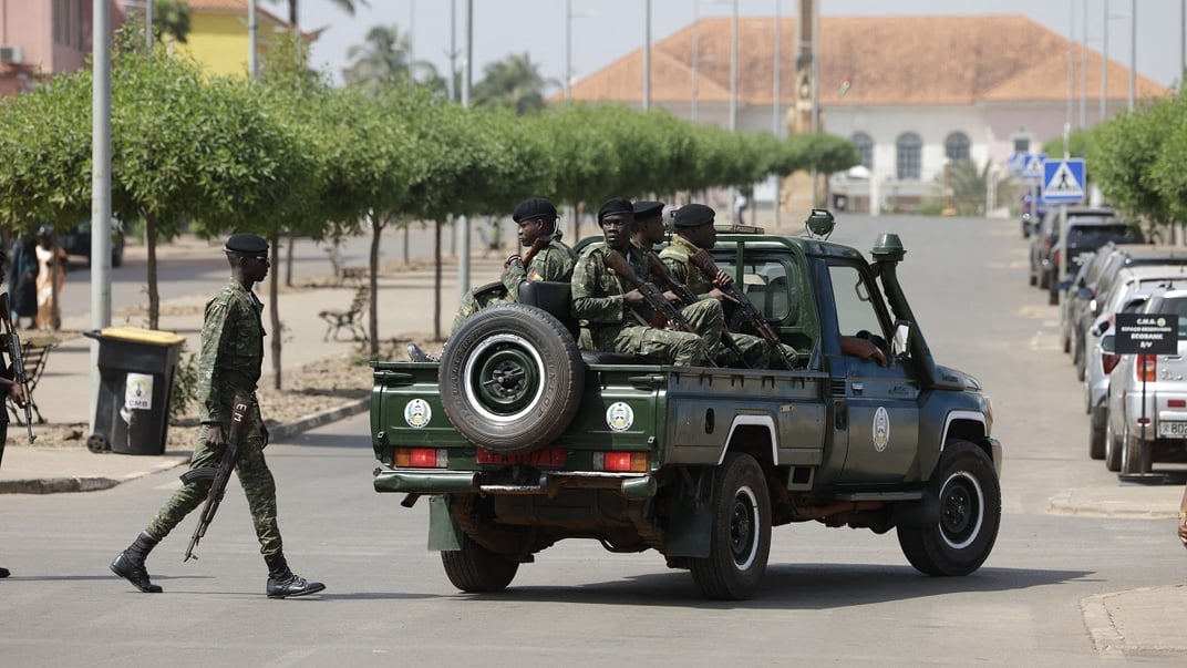 Солдати тримають зброю під час патрулювання вулиці поблизу місця стрілянини біля президентського палацу в Бісау 26 листопада 2025 року.