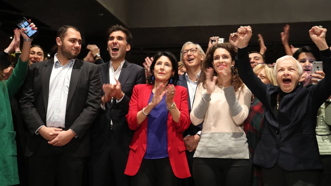 Кандидатка на посаду президента Грузії від правлячої партії «Грузинська мрія» Саломе Зурабішвілі (в центрі) у штабі після оголошення попередніх результатів I туру виборів, Тбілісі, Грузія, 28 жовтня 2018 року. Кандидат від опозиції Грігол Вашадзе та Саломе Зурабішвілі набрали майже рівну кількість голосів (близько 40%) та позмагаються за президентське крісло у II турі виборів