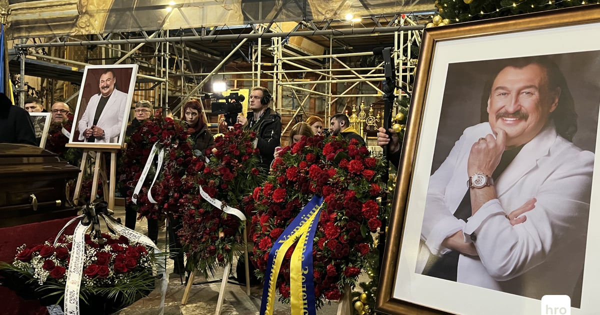 Прощання зі Степаном Гігою: у Львові сотні людей прийшли провести артиста в останню путь (ФОТО)