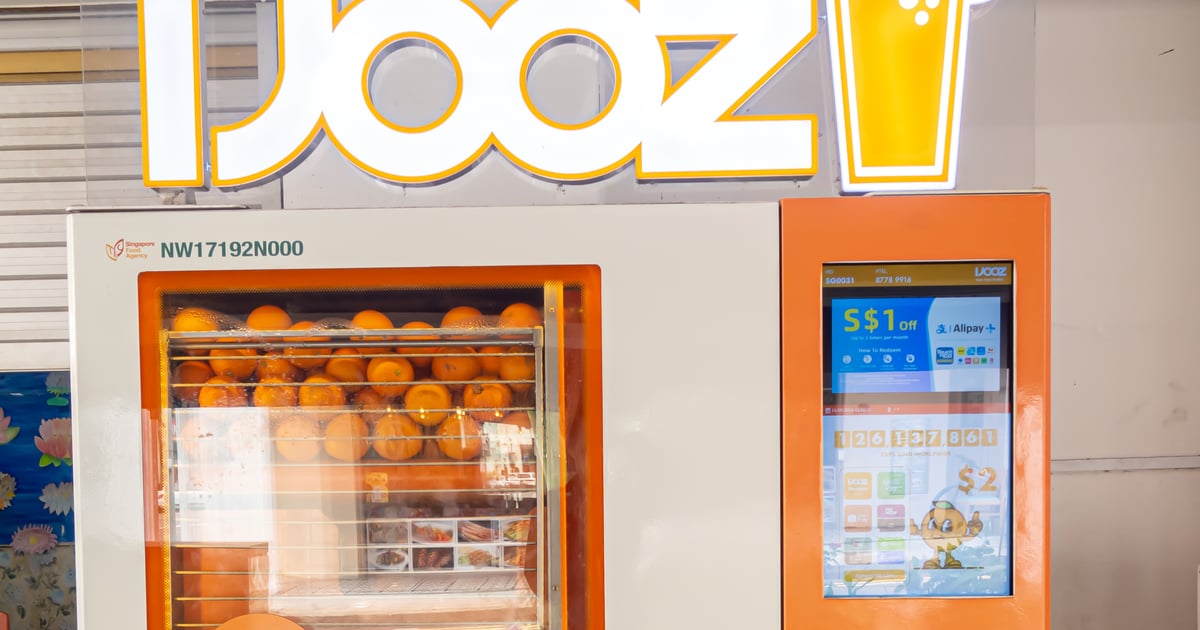 У Сінгапурі 18-річного француза звинуватили в хуліганстві: у своїх соцмережах він показав, як облизав соломинку з автомату з апельсиновим соком, а потім поклав її назад. За це йому загрожує ув’язнення