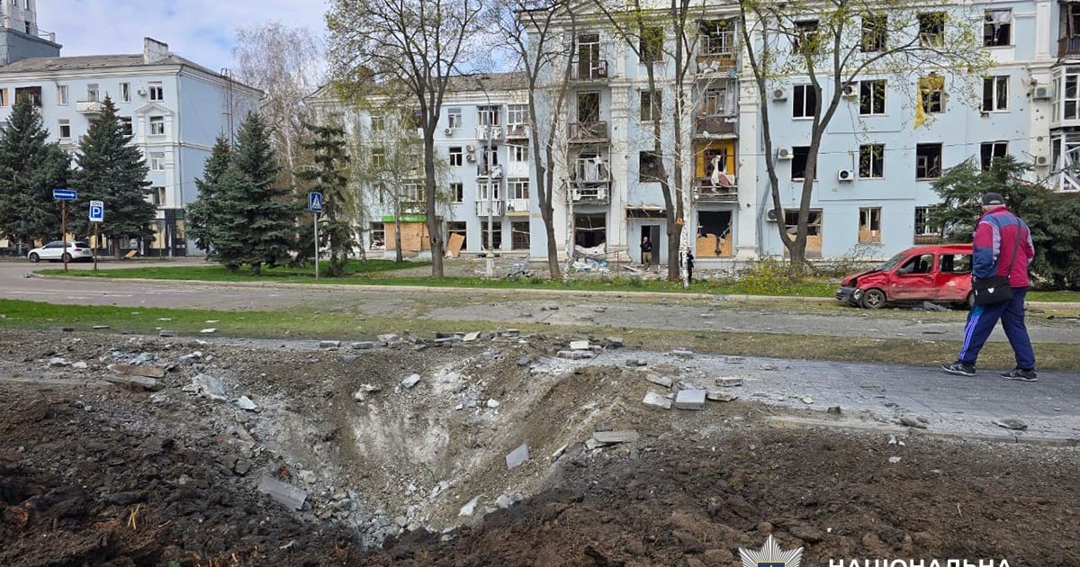 росіяни скинули чотири авіабомби на Краматорськ. 

Атака сталась близько 9:45. Одна з бомб влучила в багатоквартирний будинок. Відомо щонайменше про 10 поранених