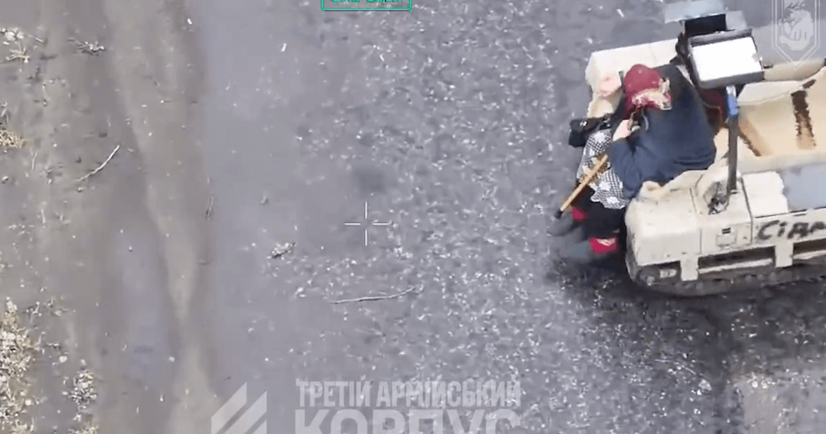 Пілоти 60-ї окремої механізованої бригади виявили літню жінку, яка йшла дорогою, що прострілювалась.

За нею вирушив НРК — щоб не налякати її, комплекс накрили ковдорою, а також лишили на ньому послання «Бабусю, сідай!»