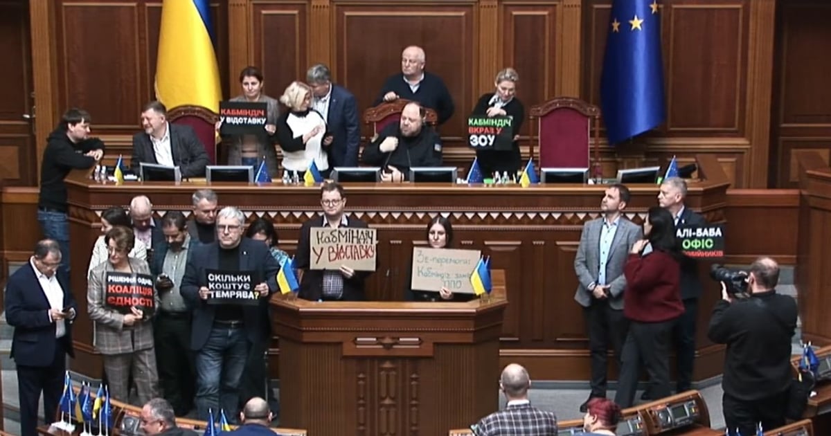 Депутати знову заблокували трибуну Верховної Ради, закликаючи до відставки уряду
