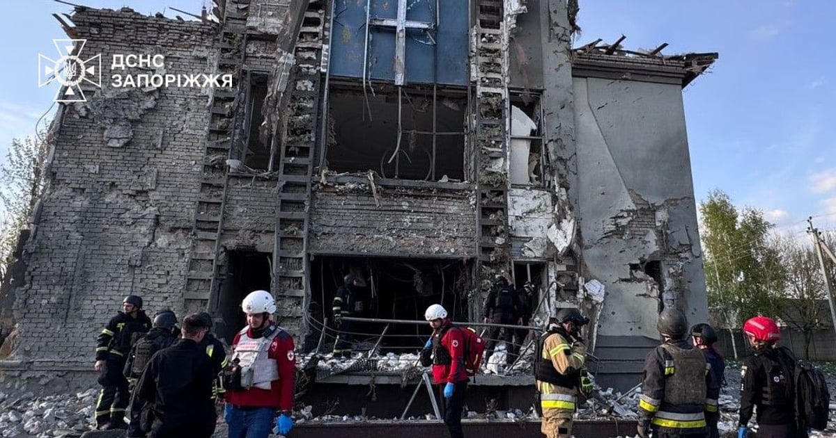 росіяни КАБом вдарили по території релігійного закладу у Запоріжжі. Одна людина загинула, є поранені.

У результаті атаки також зруйновані магазин та інші довколишні обʼєкти. Пошкоджено автотранспорт