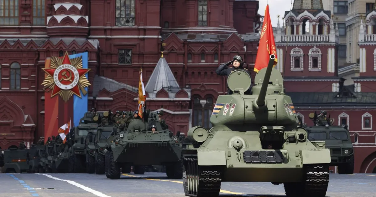 У росії поширюється інформація про нібито скасування традиційного військового параду 9 травня через нові далекобійні ракети України.

У кремлі ж запевняють, що святкування буде