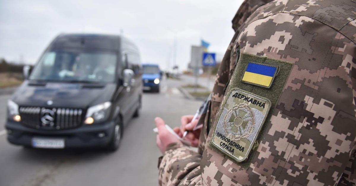 На пункті пропуску Шегині — Медика повідомляють про затримки. У польських прикордонників частково не працює база даних, повідомляє ДПСУ