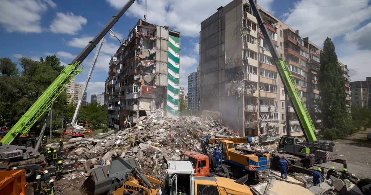 У Києві кількість загиблих унаслідок російського удару зросла до 24 людей. Серед них — троє дітей.

Оскільки рятувально-пошукові роботи ще тривають, інформація щодо потерпілих уточнюється