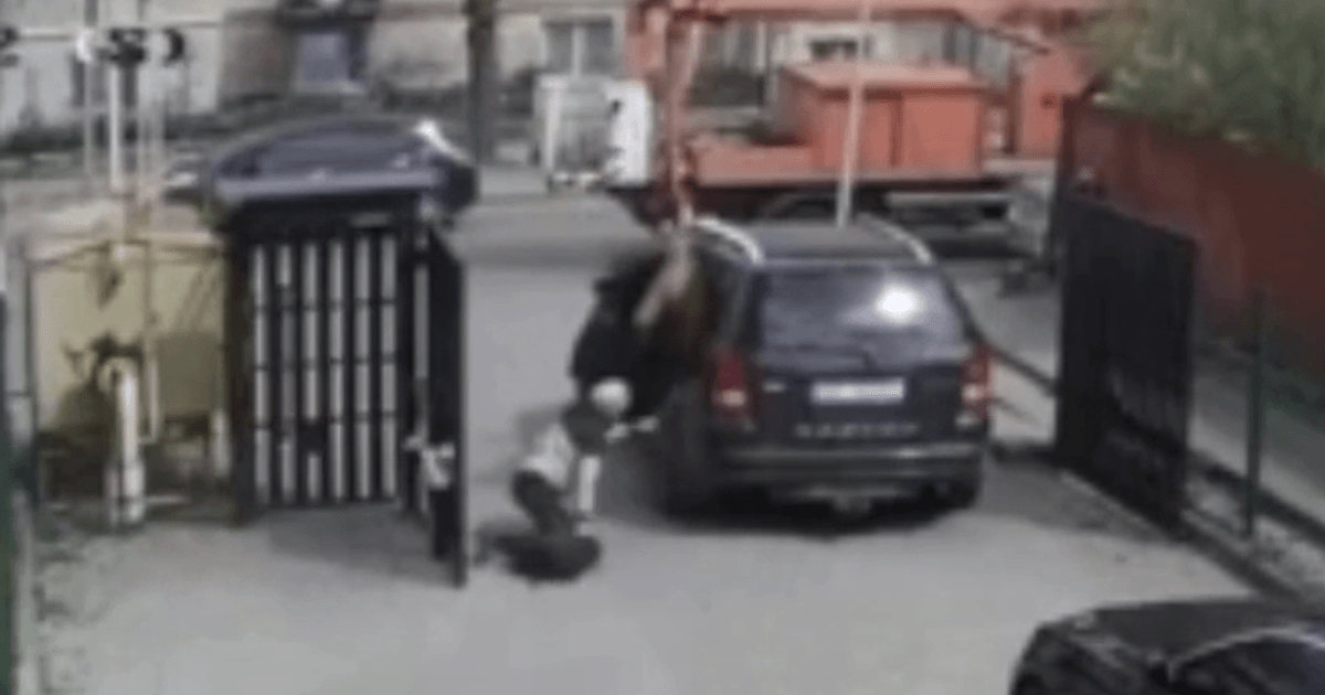 У Львові жінку збив автомобіль військовослужбовців обласного ТЦК. 

У пресслужбі зазначили, що вона нібито намагалася закрити ворота двору, щоб не дати виїхати машині з її чоловіком