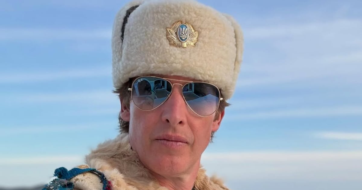 Британський співак Джеймс Блант, який раніше отримав хвилю критики в соцмережах за фото в шапці з російським гербом, опублікував нову світлину — цього разу його шапка мала український тризуб