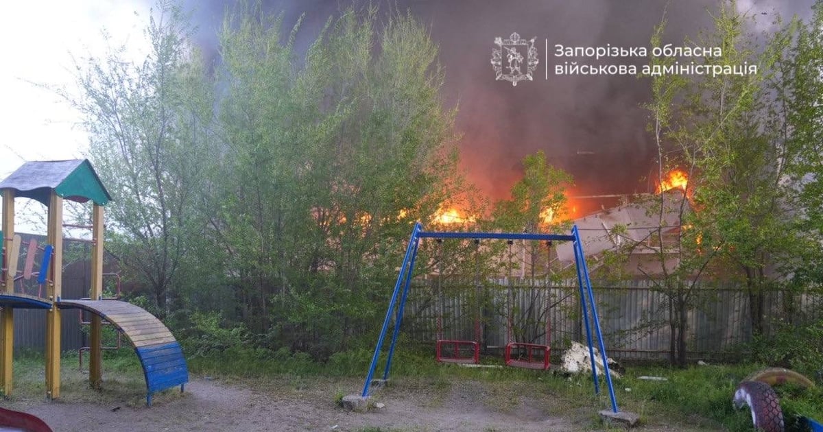 росіяни вдарили керованими авіабомбами по Запоріжжю. Є загиблий та постраждалі.

Спершу було відомо про шість поранених та одного загиблого чоловіка внаслідок атаки. Згодом кількість постраждалих зросла до восьми