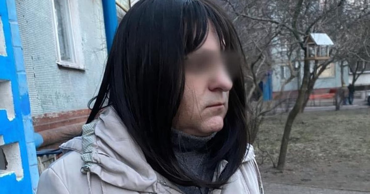 У Запоріжжі поліція затримала чоловіка, який ходив містом у жіночому одязі та перуці. У такий спосіб він хотів уникнути мобілізації, кажуть правоохоронці.

Чоловіка вже доставили в ТЦК. Деталі — у новині