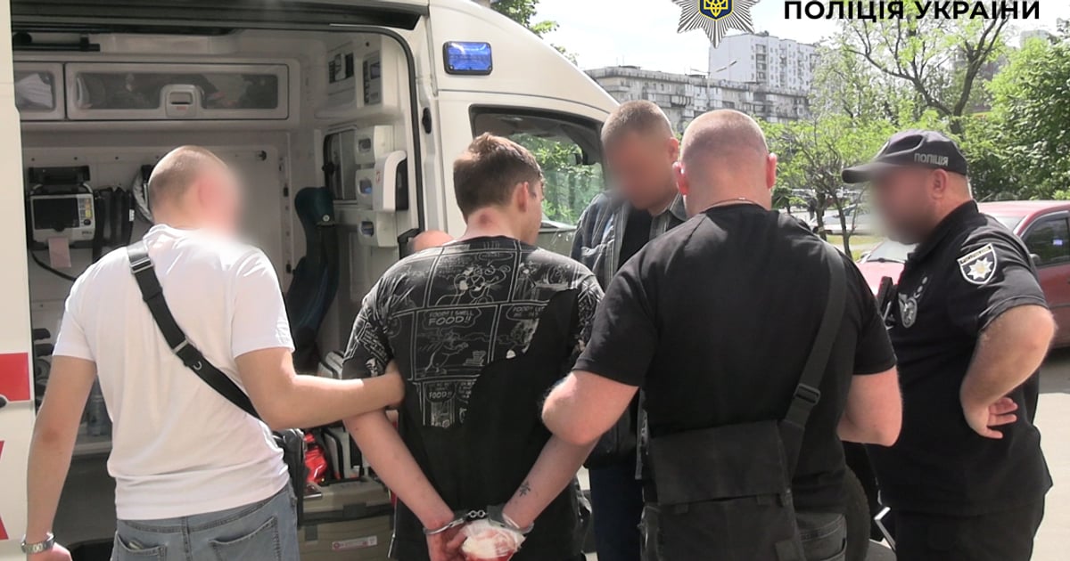 У Києві у 22-річного чоловіка, який випав з 11 поверху і розбився на смерть, знайшли ножові поранення.

Поліція затримала підозрюваного громадянина рф. Раніше його притягували до кримінальної відповідальності за злочини, пов’язані з наркотиками