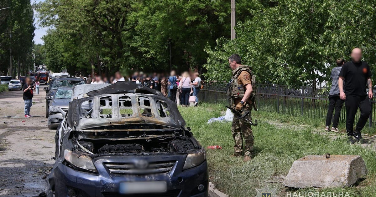 росіяни атакували Запоріжжя безпілотником типу «Герань».

Відомо, що серед постраждалих є немовля та двоє поліціянтів
