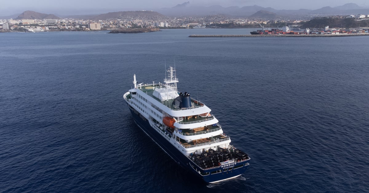 Круїзний лайнер MV Hondius, на якому виявили спалах хантавірусу, 10 травня кинув якір поблизу Тенерифе, що на Канарських островах. 

Перша група пасажирів вже зійшла на берег