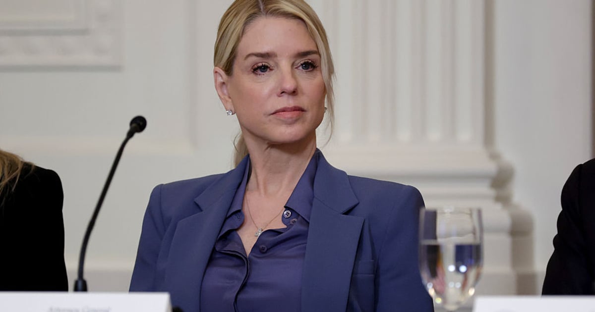 Колишню генпрокурорку США Пем Бонді допитали у справі засудженого сексуального злочинця Джеффрі Епштейна — BBC.

У вступному слові Бонді сказала, що «пишається» оприлюдненням документів, пов’язаних із Епштейном, хоча за це її «широко критикували»
