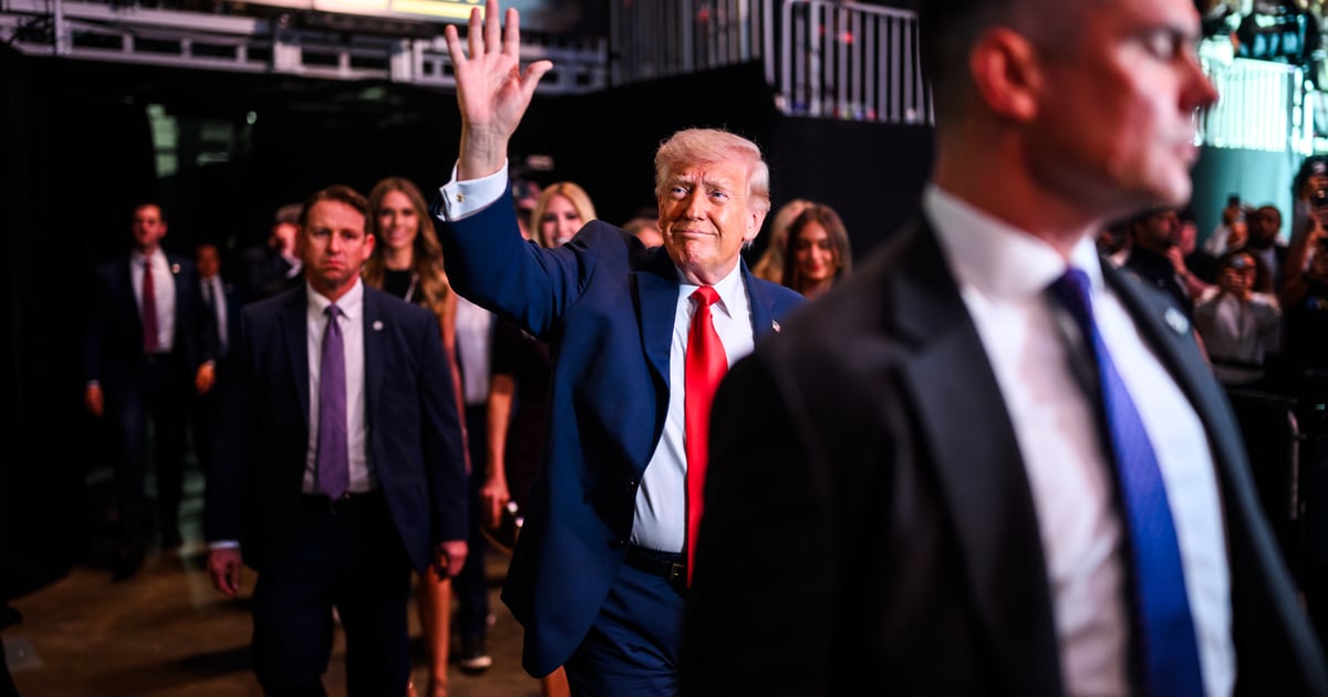 Трамп визнав, що це він опублікував зображення себе у вигляді Ісуса Христа, яке розкритикували навіть його прихильники. Однак він стверджує, що на фото він мав бути лікарем