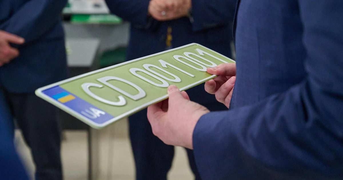 В Україні змінили вигляд номерних знаків для дипломатичних авто. Тепер будуть оливкового кольору