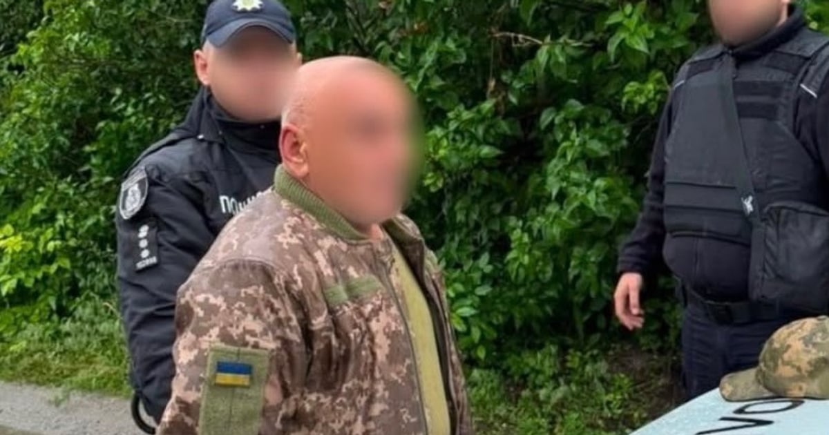 На Київщині чоловікові повідомили про підозру в умисному вбивстві. 

П’яний підозрюваний під час сварки вдарив потерпілого прикладом автомата, а потім двічі вистрелив — у грудну клітку й нижню частину тіла, стверджують у прокуратурі