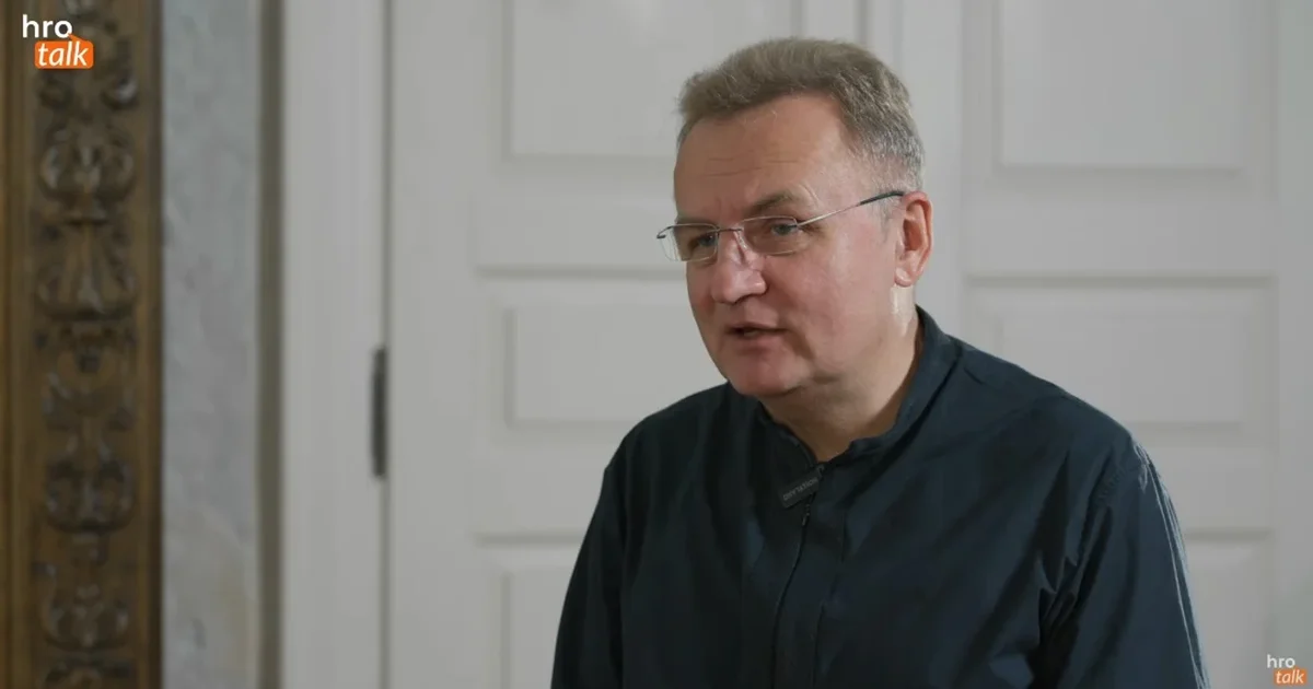 Садовий заявив, що зранку на нього вилили відро брудної води.

«Йшов зранку на роботу — підбіг чоловік і вилив мені на спину відро брудної рідини. Це все. Переодягнувся. Речі ввечері поперу. Це хуліганство, а не замах», — написав він